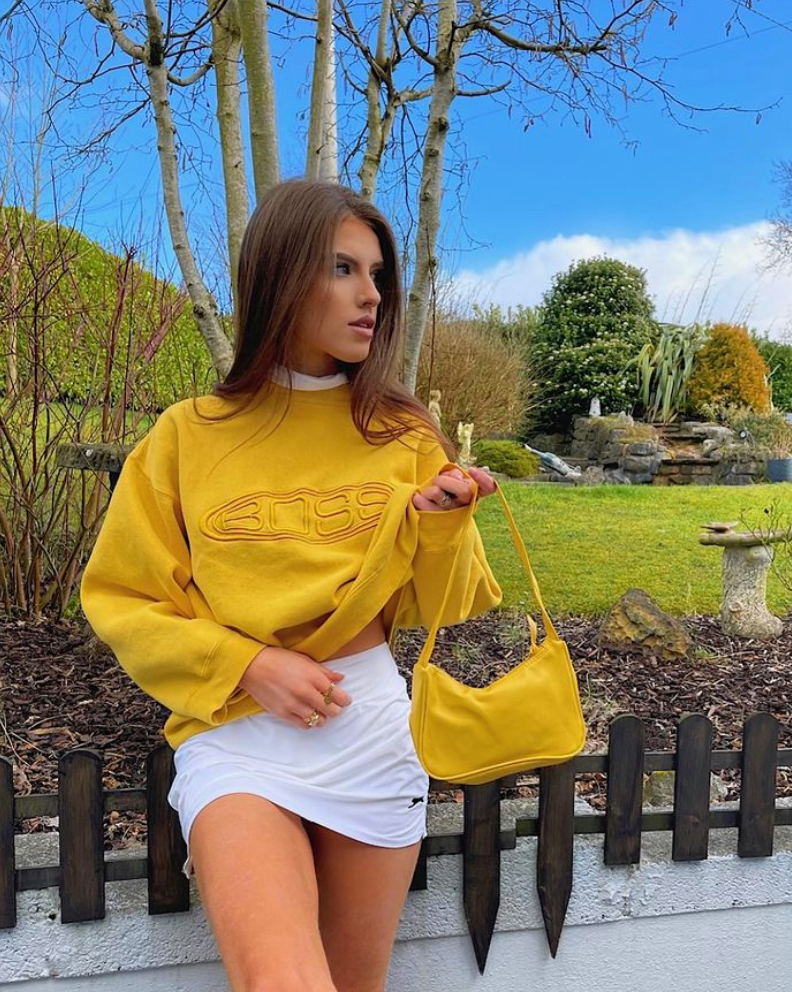 How to Style Vintage Sweatshirts - Influencer Inspo